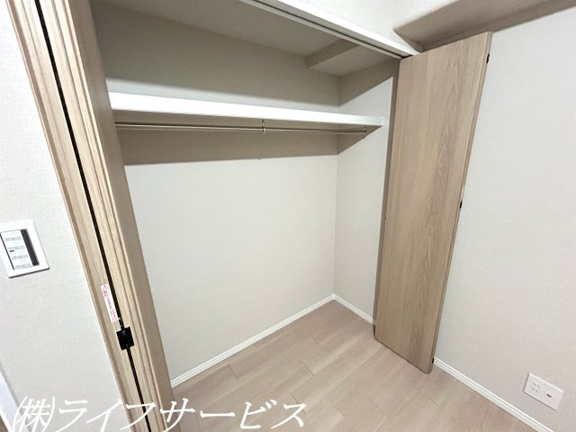 【収納】 | シャルム野中南公園 | サービスルーム4.3帖/クローゼット有
