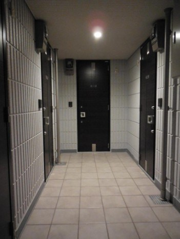 中野区野方１丁目の賃貸マンションのエントランス