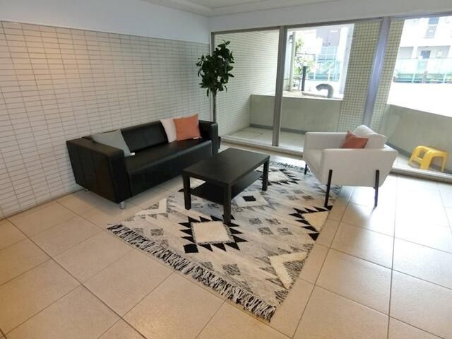 レジディア中落合Ｂ棟のエントランス