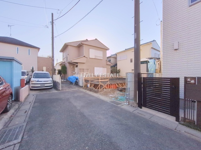 草加市花栗2丁目 新築分譲住宅の前面道路含む現地写真