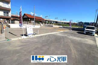 【前面道路含む現地写真】 | クレイドルガーデン山陽小野田市郡 第2（2号棟） | 現地（2025年10月24日撮影）
明るい日差しが差し込む現地。車もゆったり駐めることが出来ます。ぜひ現地をご覧下さい。
