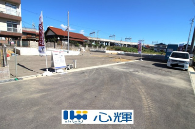 【前面道路含む現地写真】 | クレイドルガーデン山陽小野田市郡 第2（2号棟） | 現地（2025年10月24日撮影）
明るい日差しが差し込む現地。車もゆったり駐めることが出来ます。ぜひ現地をご覧下さい。
