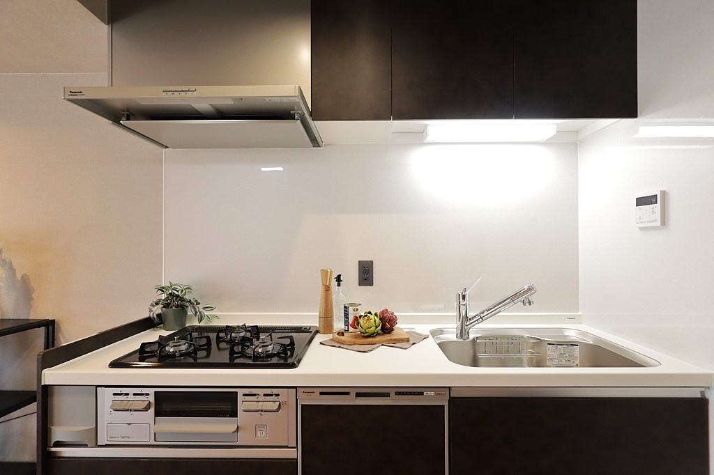 プリンスコート六甲のキッチン|広いワークトップに食洗機付のシステムキッチン。お料理も食事後の片づけもはかどります。