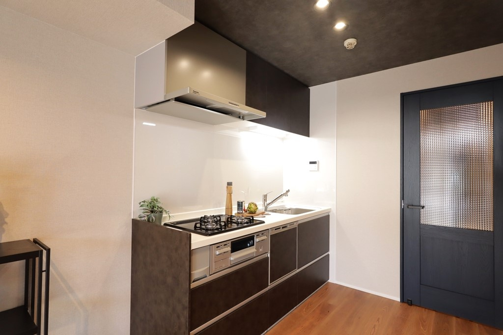 プリンスコート六甲のキッチン|キッチン上部に吊戸棚、シンク下には大きな収納スペース有。食器や大きなお鍋等の荷物も収納できます。