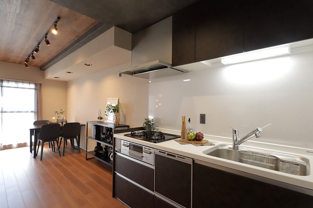 プリンスコート六甲のキッチン|高級感のある落ち着いた色合いのキッチンは床や建具にもマッチします。