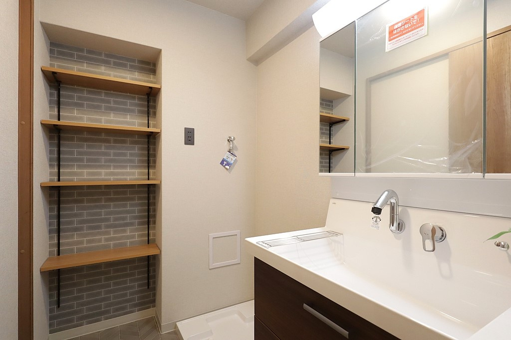 プリンスコート六甲の独立洗面台|洗面室にはタオルや洗濯物を置ける便利な棚が有ります。