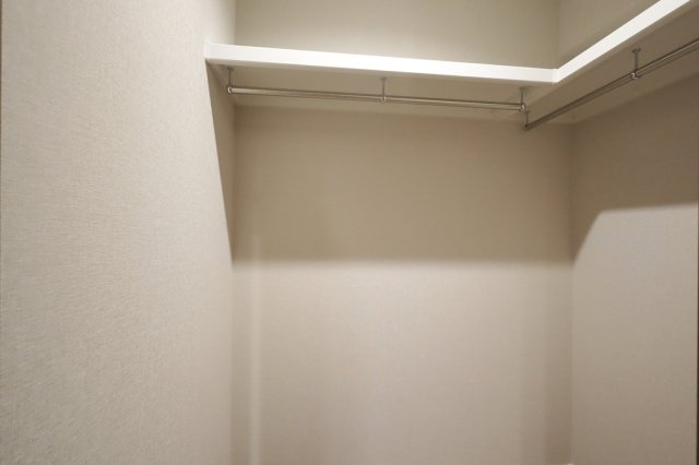 プリンスコート六甲の収納|ウォークインクローゼットは、普段使わないような大きな荷物も収納出来て便利です。