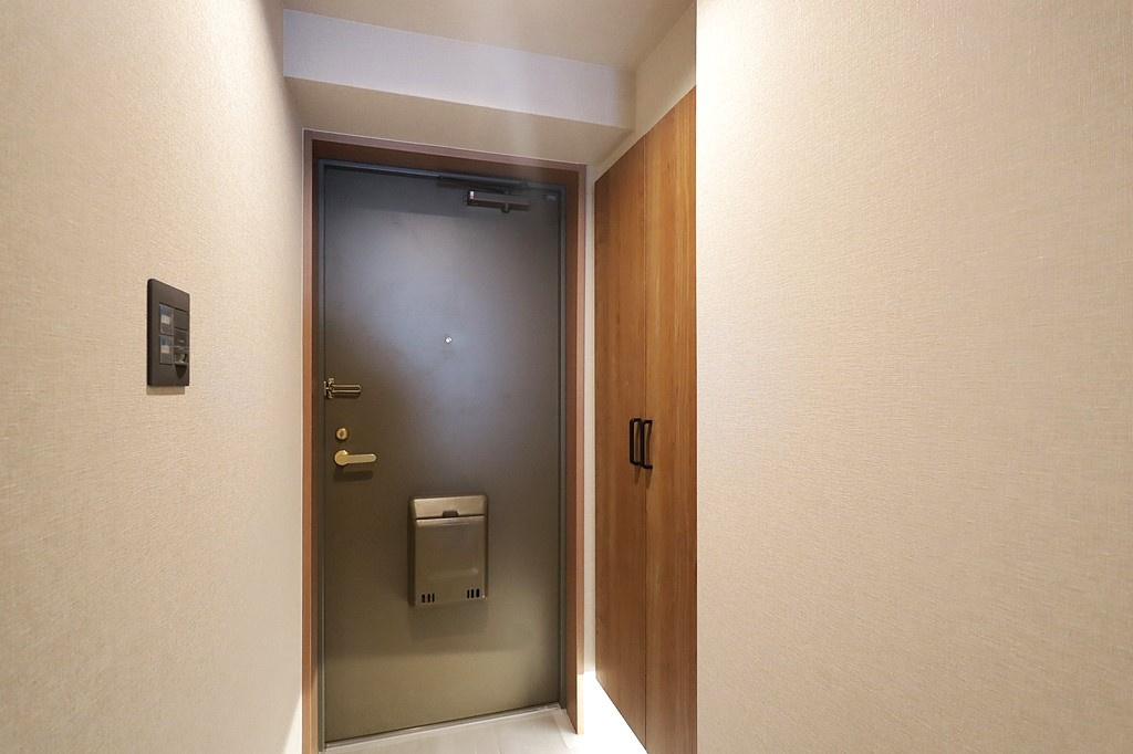 プリンスコート六甲の玄関|玄関を廊下側から撮影した写真です。