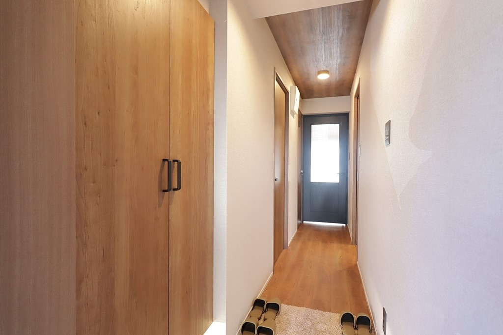 プリンスコート六甲の玄関|玄関横には天井まで届く玄関収納があるので玄関周りをスッキリと片付け出来ます。