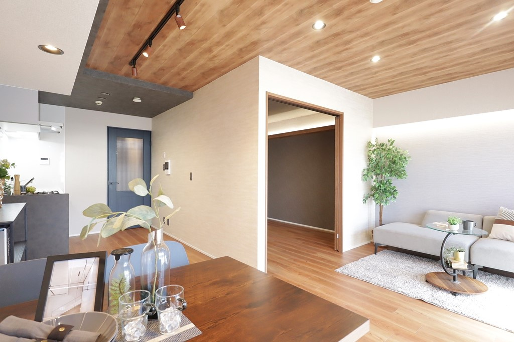 プリンスコート六甲の居間・リビング|ダイニングテーブル、ソファーセットを置いても余裕の広さです。