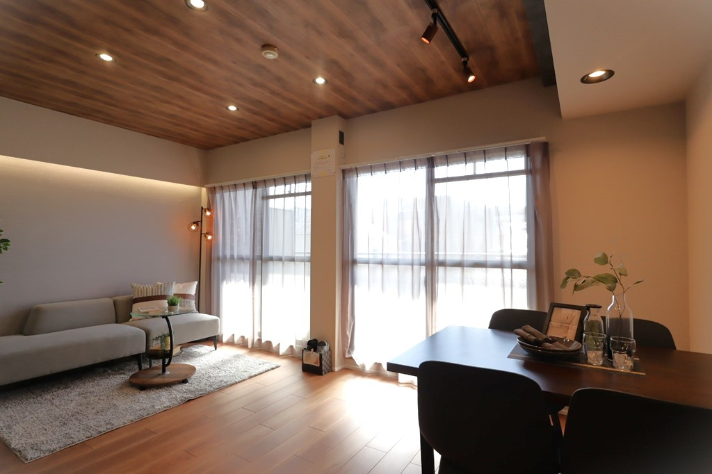 プリンスコート六甲の居間・リビング|リビングダイニングは南側に大きく開けた窓から自然光が差し込む明るい空間です。