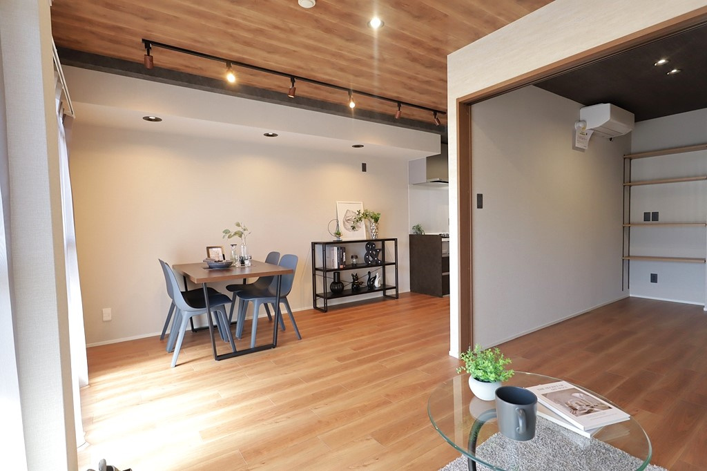 プリンスコート六甲の居間・リビング|来客時には隣接する洋室も同時利用することによって大空間が生まれます。