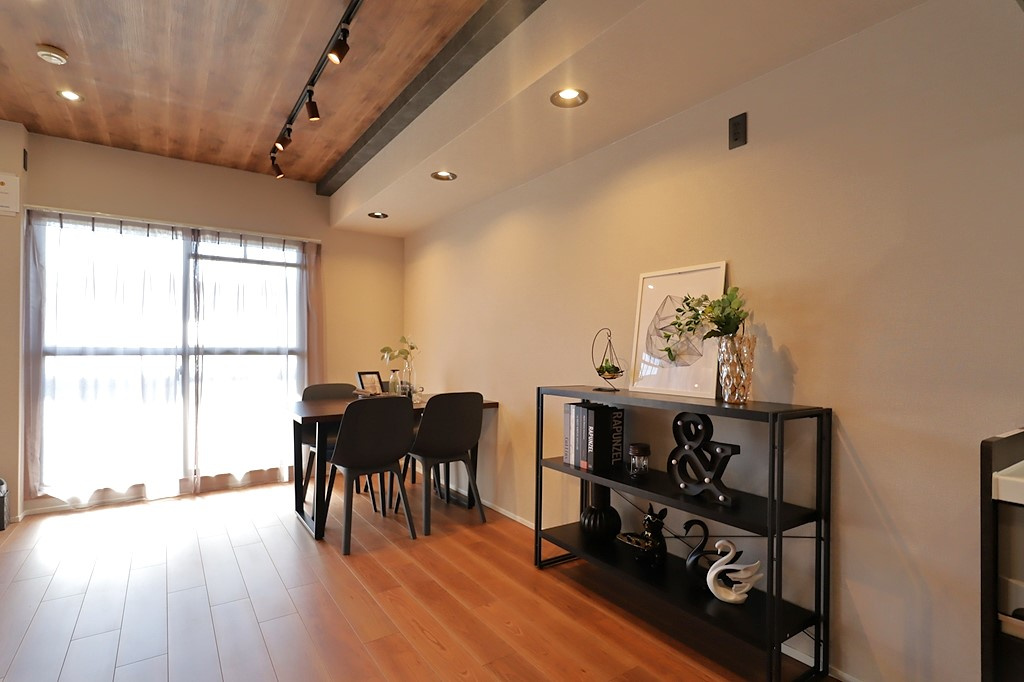 プリンスコート六甲の居間・リビング|キッチン側から撮影した写真です。お料理中でもリビングダイニングの様子が見れるのがいいですね。