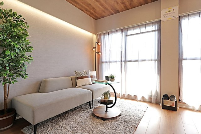 プリンスコート六甲の居間・リビング|家具の配置がしやすい形状のリビングですので、新生活のイメージがしやすくていいですね。