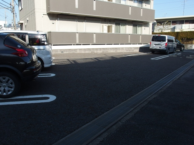 ラムール326の駐車場