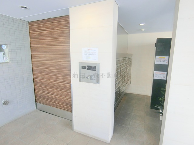 セレニティ久が原のエントランス|防犯カメラTVモニター付オートロック宅配BOXメールBOX管理人室　エントランス