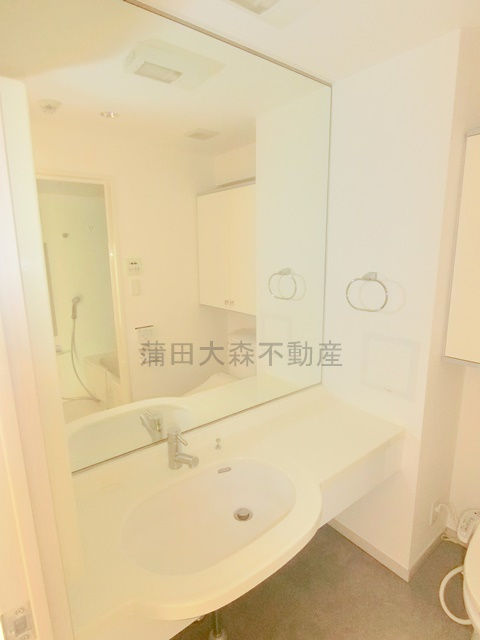 セレニティ久が原の洗面所|大きな鏡の独立洗面台