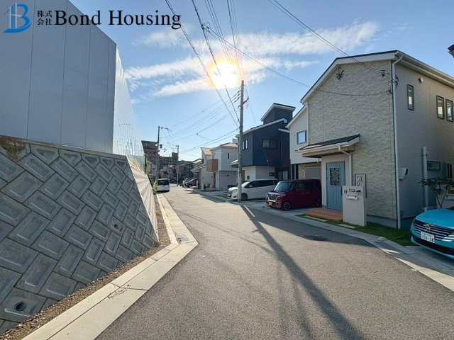 南面バルコニーから明石海峡大橋が見える　伊川谷町有瀬　築4年の前面道路含む現地写真