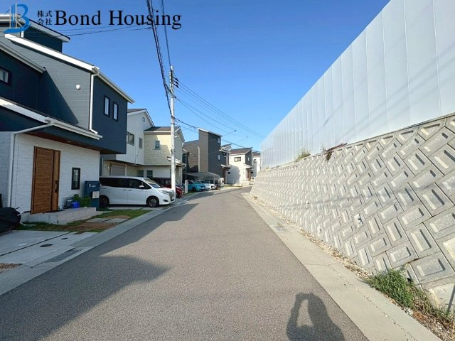 南面バルコニーから明石海峡大橋が見える　伊川谷町有瀬　築4年の前面道路含む現地写真