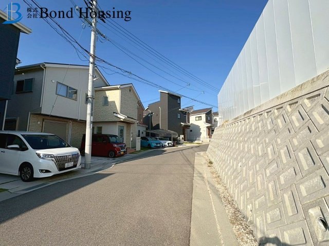 南面バルコニーから明石海峡大橋が見える　伊川谷町有瀬　築4年の前面道路含む現地写真