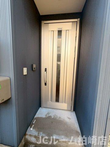 柏崎市関町のアパートの玄関