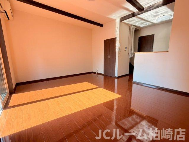 柏崎市関町のアパートの居間・リビング