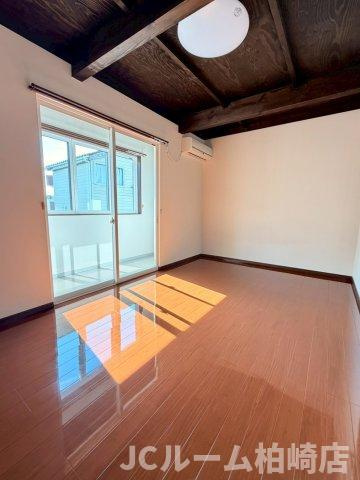 柏崎市関町のアパートの洋室