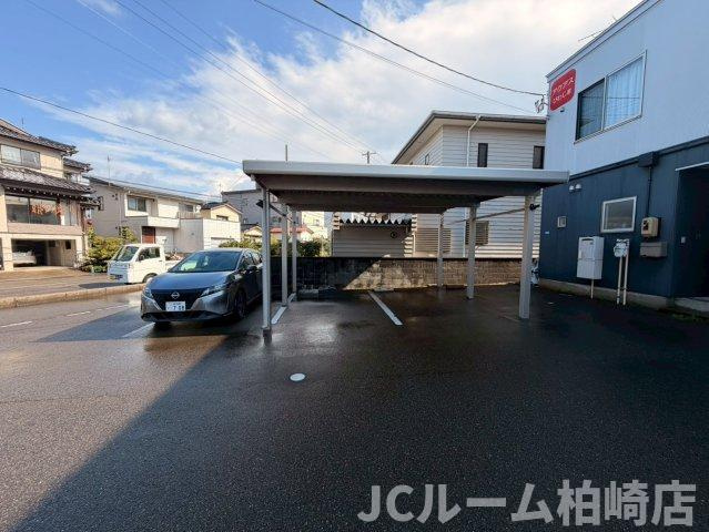柏崎市関町のアパートの駐車場