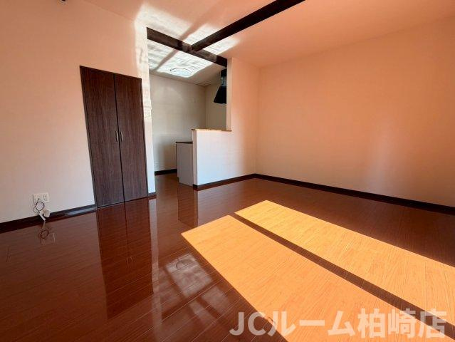 柏崎市関町のアパートの居間・リビング