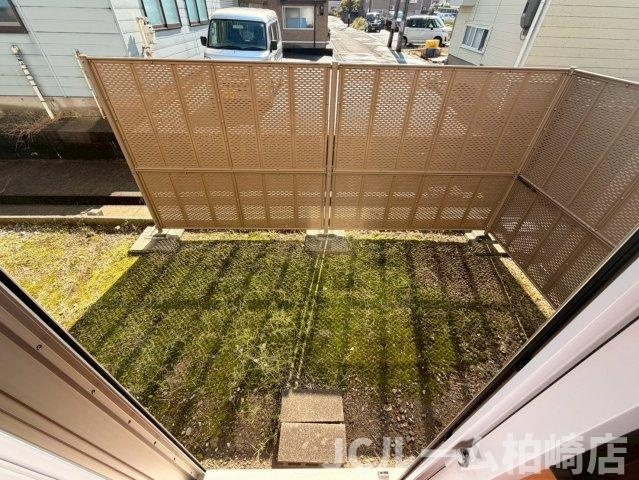 柏崎市関町のアパートの庭