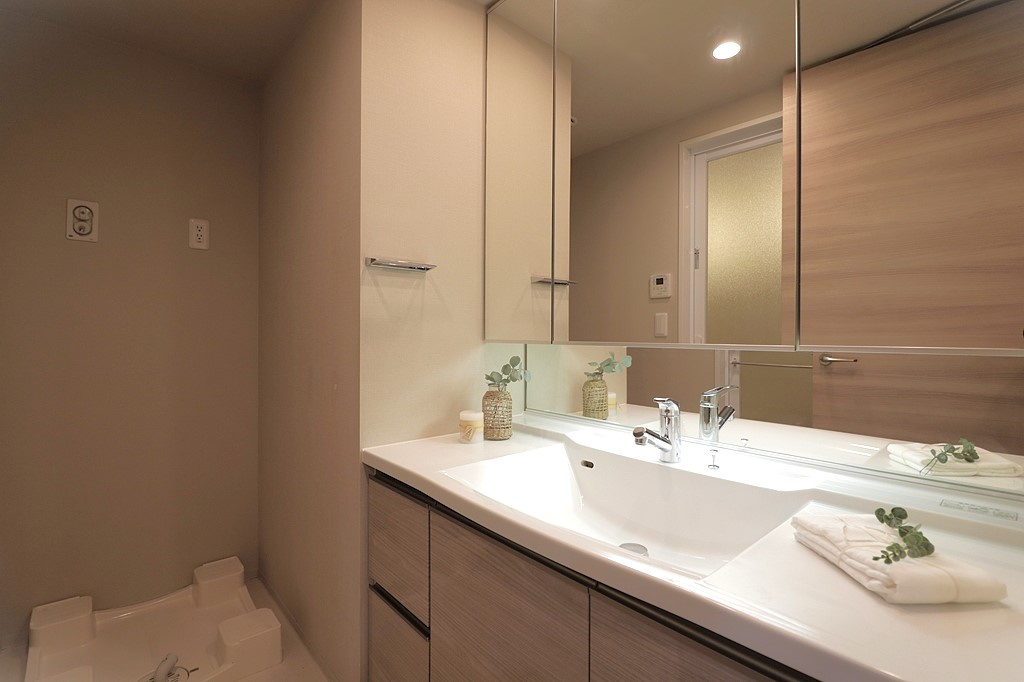 ザ・レジデンス東三国の独立洗面台|洗面室は2人並んで朝の支度をしても余裕の広さです。