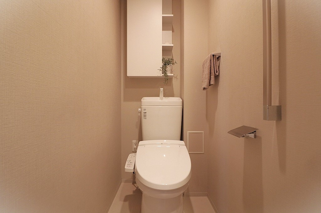 ザ・レジデンス東三国のトイレ|寒い日でも快適に利用できる温水洗浄便座付トイレです。