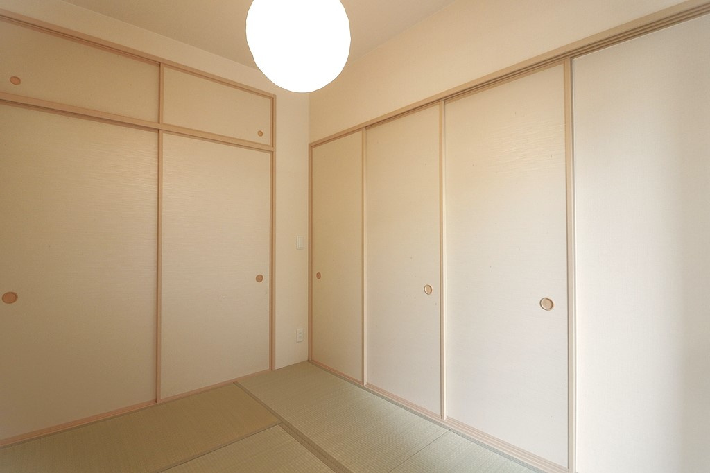 ザ・レジデンス東三国の和室|リビング横に和室があると、小さなお子様の遊び場やお昼寝になんかに使えます。