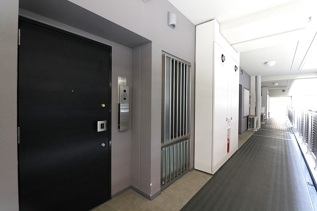 ザ・レジデンス東三国の玄関|重厚感のある玄関扉。