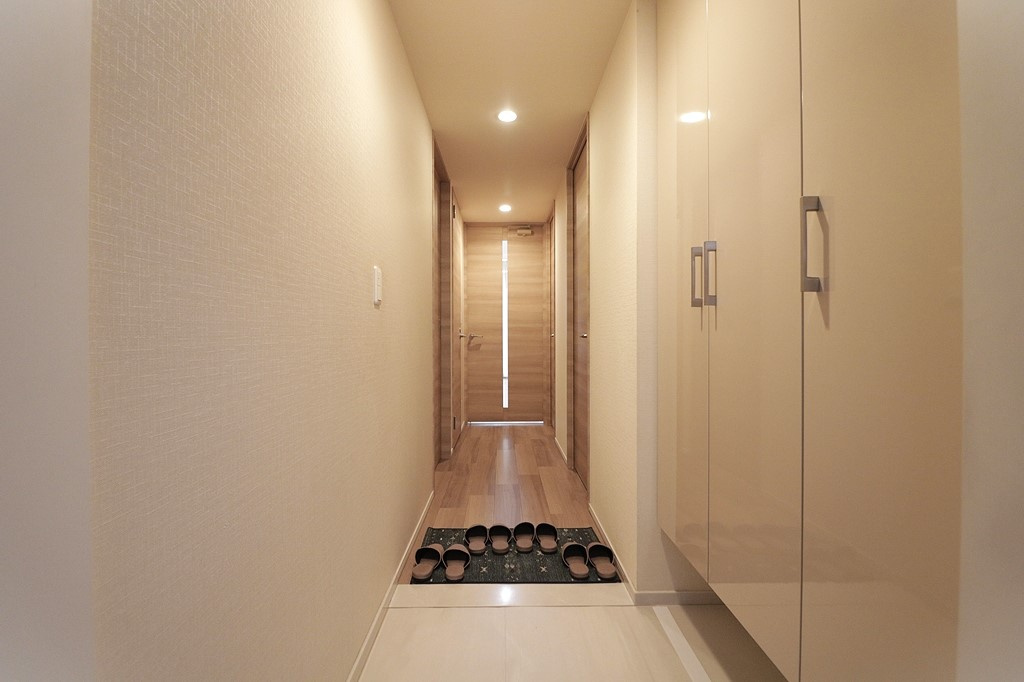 ザ・レジデンス東三国の玄関|玄関に入ってすぐに天井まで届く玄関収納があるので、玄関周りをスッキリと片付け出来ます。