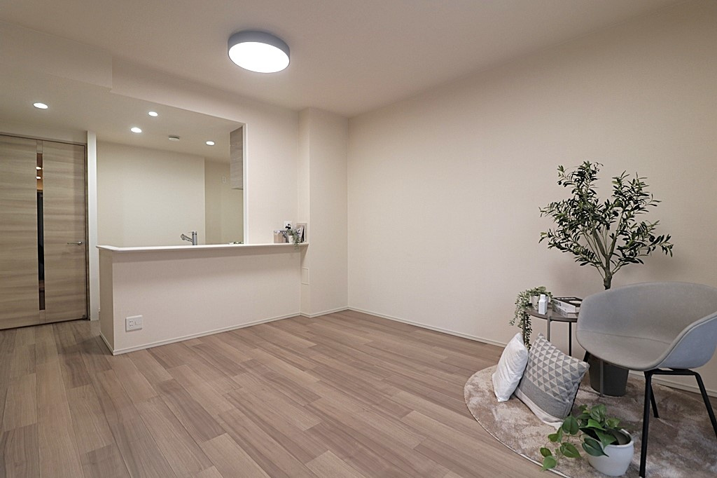 ザ・レジデンス東三国の居間・リビング|リビング側からキッチンに向かって撮影した写真です。お料理中の様子が見れるのも嬉しいですね。