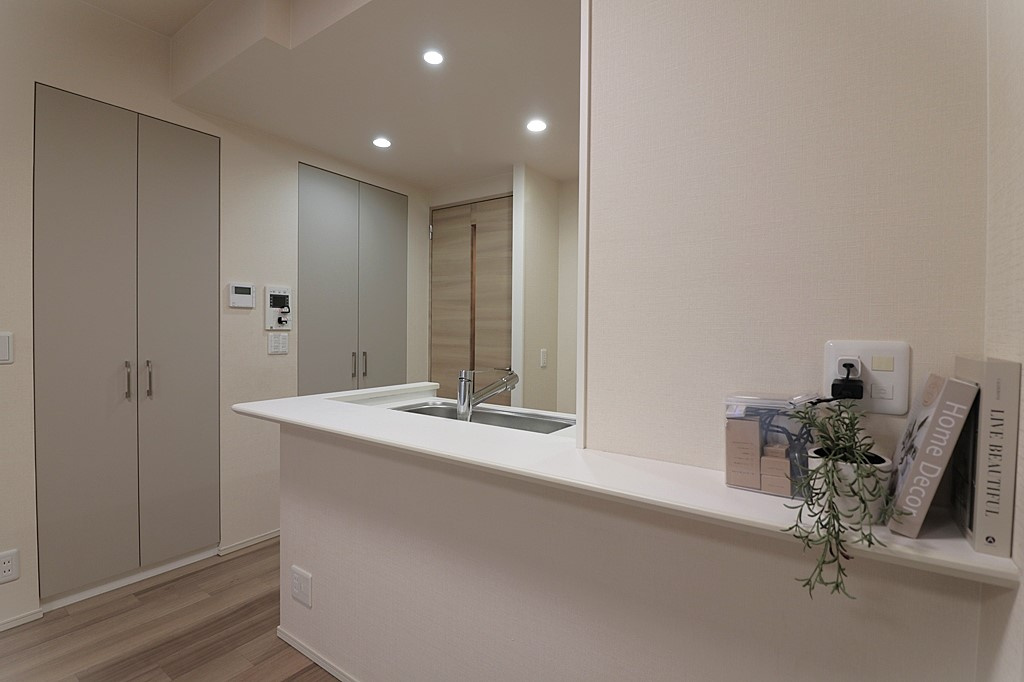 ザ・レジデンス東三国の居間・リビング|対面式キッチンはお料理中でも家族との会話が途切れることなく、コミュニケーションが図れます。