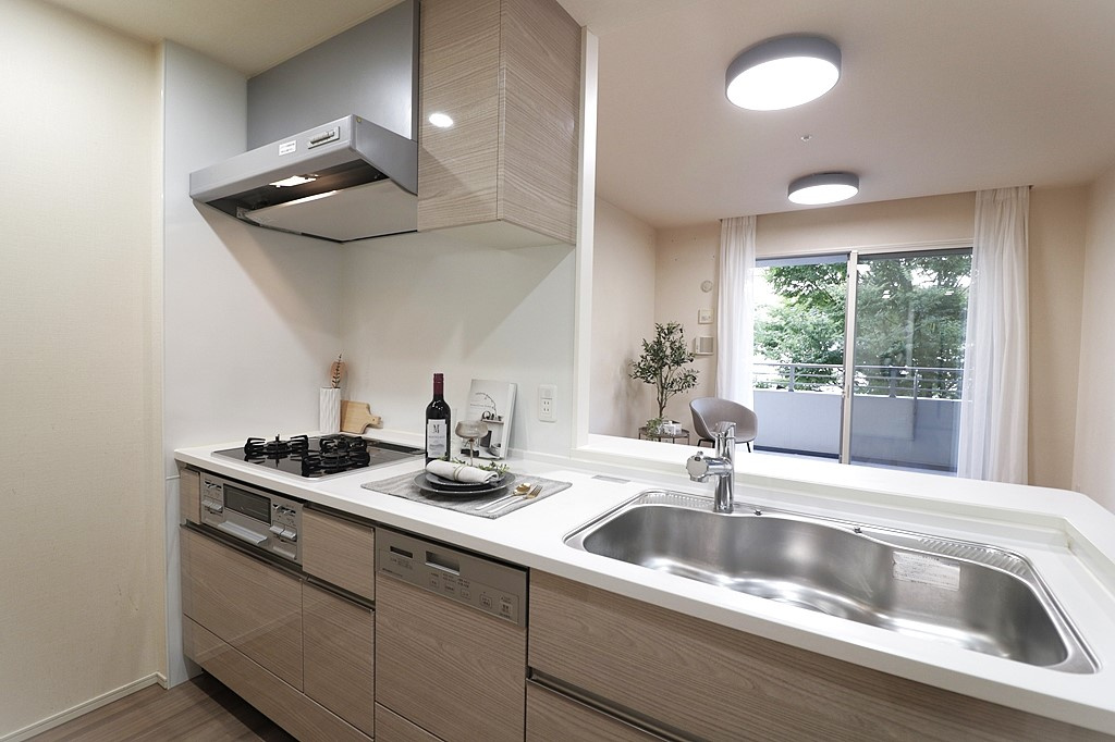 ザ・レジデンス東三国のキッチン|フルオープンのキッチンからリビングを見渡せるので小さなお子様がいるご家庭でも安心です。