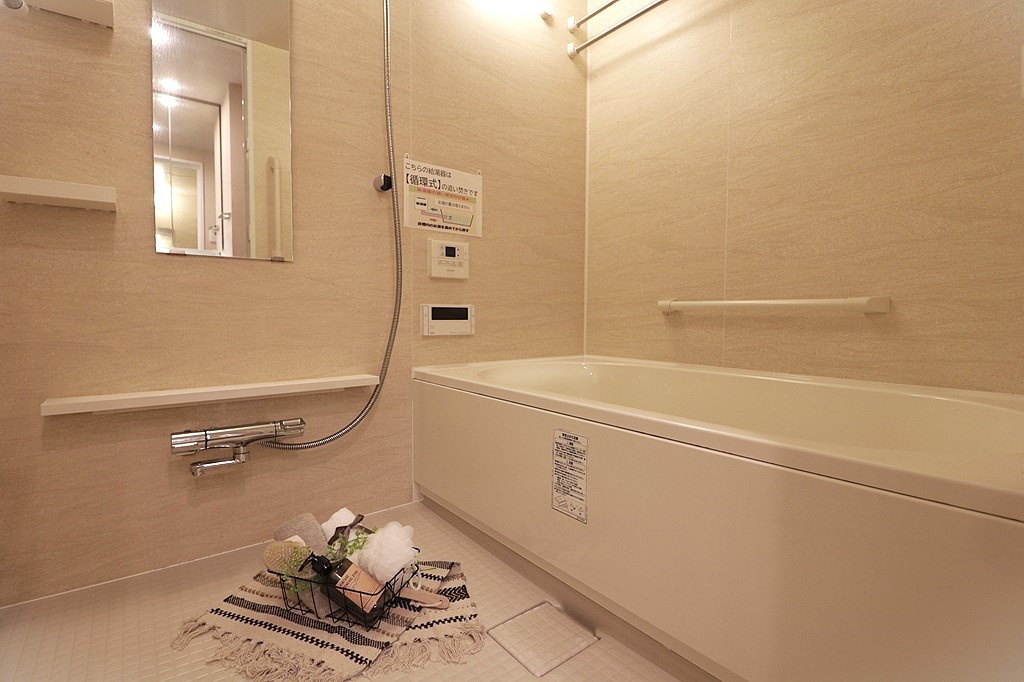 ザ・レジデンス東三国の浴室|癒しのバスタイムは足を伸ばして寛げる浴室でどうぞ。