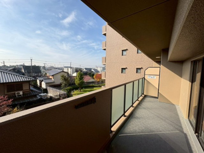 【バルコニー】 | レジデンス羽衣ガーデンスクエア | 【南西向きのバルコニーです】ワイドバルコニーですので、洗濯物が干しやすいですよ！