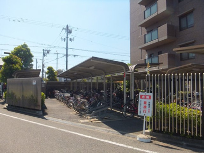 【駐輪場】 | レジデンス羽衣ガーデンスクエア | 高石病院まで徒歩７分ですので、突然の怪我や体調不良の時にも安心ですね！