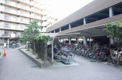 【駐輪場】 | レジデンス羽衣ガーデンスクエア | 駐輪場に屋根があるので、雨の日に自転車が濡れにくく嬉しいですね！