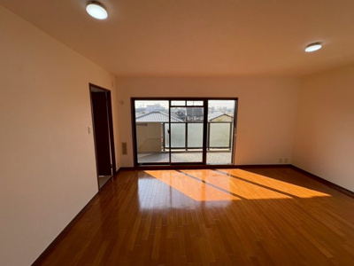 【居間・リビング】 | レジデンス羽衣ガーデンスクエア | 令和７年１１月リフォーム済！キレイなお家で気持ちのいい新生活をここではじめませんか♪