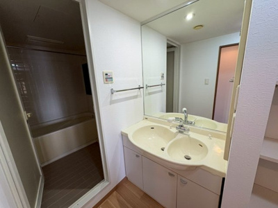 【独立洗面台】 | レジデンス羽衣ガーデンスクエア | ゆとりのある洗面室ですよ！朝の身支度もスムーズにできますね♪