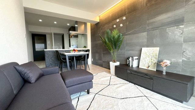 フルーレ伊丹の居間・リビング|14.75帖のリビングです。床・建具・壁紙貼替済のため、大変美麗です。どんな家具でも合うデザインのため、お好みの家具を配置することができます。