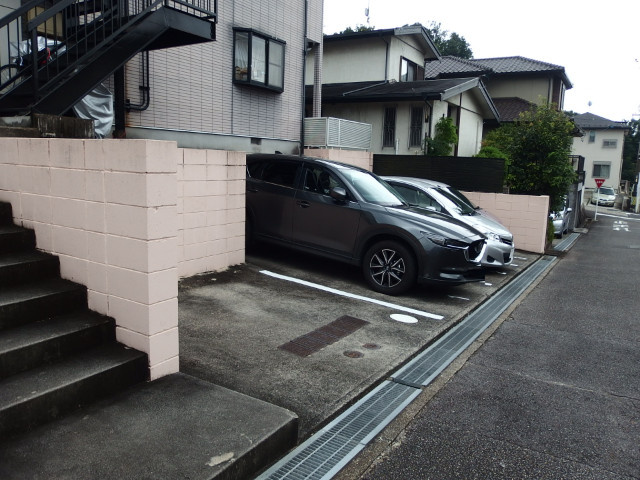 エイムＮＡＯの駐車場