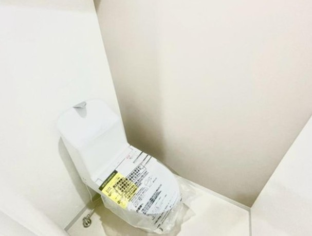 【トイレ】 | コスモ赤羽 | リモコンでワンタッチ操作が可能な節水型温水洗浄トイレ（窓有／収納×吊戸棚付き）　