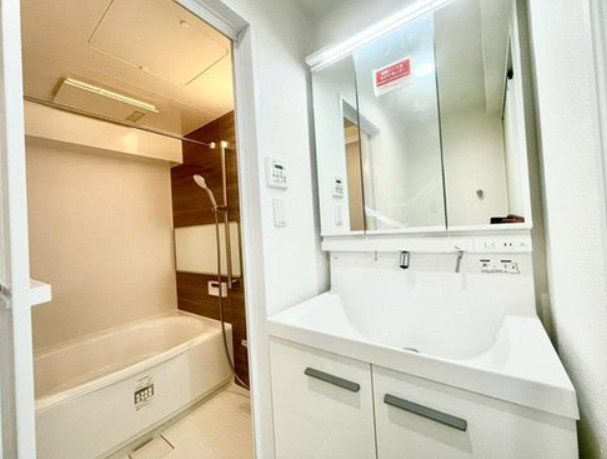 【独立洗面台】 | コスモ赤羽 | 洗髪洗面化粧台です。3面鏡が備わった洗面化粧台。ボウルとカウンターはお手入れのしやすい一体型です。