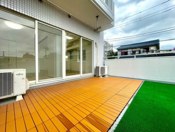 【バルコニー】 | コスモ赤羽 | バルコニー面、壁一面の掃き出し窓からたくさんの陽の光が入ってまいります！