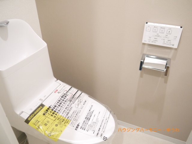 【トイレ】 | コスモ赤羽 | リモコンでワンタッチ操作が可能な節水型温水洗浄トイレ（窓有／収納×吊戸棚付き）　